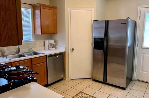 Hutto House | Charming Comfortable Home 30 min of Austin