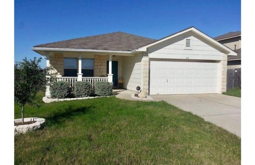 Hutto House | Charming Comfortable Home 30 min of Austin
