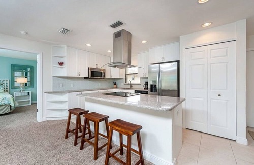 Sanibel Condo | Charming condo located near the beach w/pool, W/D, and internet
