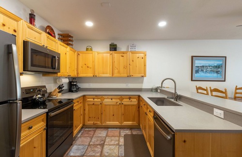 Mountain House Condo | Charming Condo w/Incredible Views/Walk to the Slopes/Access to Shared Hot Tubs