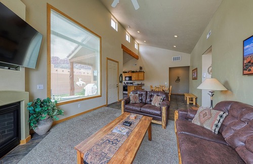 Moab South Valley House | Charming Condo with Mountain Views and Seasonal Pool & Hot Tub - Close to Town
