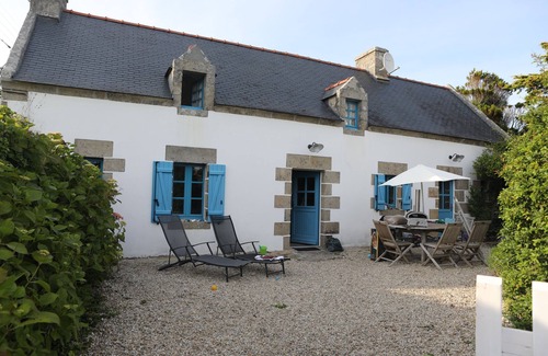 Plogoff Cottage | Charming cotage with patio just a few ropes from the beach