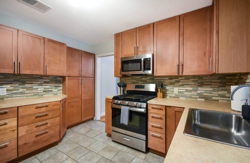 Brentwood House | Charming Cottage 2 Living 5 Beds by AustinGetaways