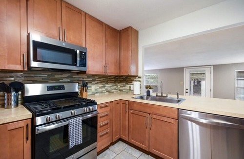 Brentwood House | Charming Cottage 2 Living 5 Beds by AustinGetaways