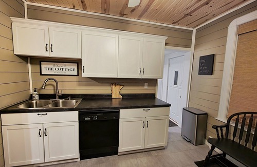 Two Harbors Cottage | Charming Cottage! - 3 Bedrooms, 4 Beds, 2 Full Baths, 6 Adults