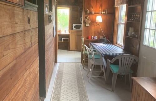 Quonochontaug House | Charming cottage 5-minute walk from West Beach