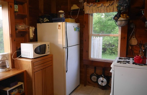 Quonochontaug House | Charming cottage 5-minute walk from West Beach