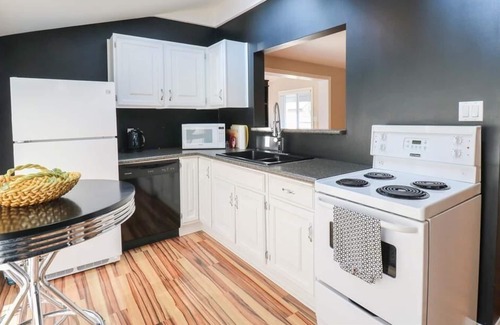 Port Dover House | Charming cottage away from home