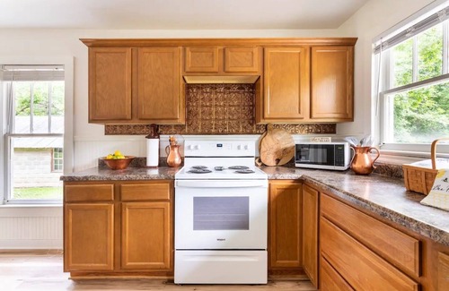 Stone County Cottage | Charming Cottage + Barn-Sleeps 6-by Flint Creek🎣🛶🌿