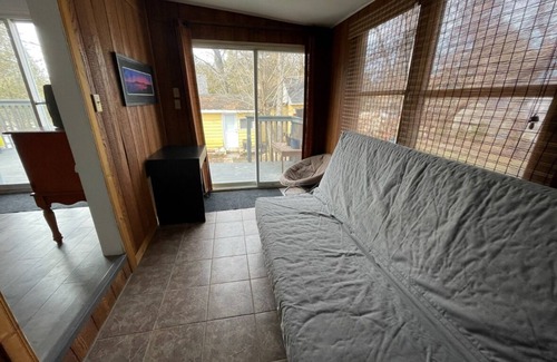 Tay Cottage | Charming Cottage 2 min walk from a private beach on Georgian Bay