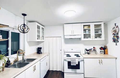 Wellington House | Charming Cottage in Wellington’s Heart near Beach!