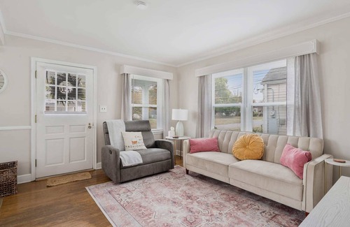 Taylor Berry House | Charming Cottage Centrally Located