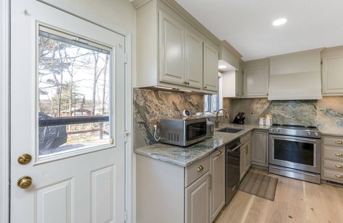 Powell House | Charming Cottage Columbus Zoo, Entire Family Stay! 5 Bedrooms! 7 Mins to Zoo!