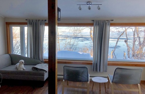 Pointe-Lebel Ski Chalet | Charming cottage directly on the beach at Pointe-Lebel.