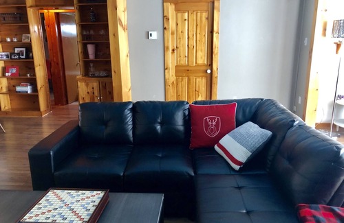 Pointe-Lebel Ski Chalet | Charming cottage directly on the beach at Pointe-Lebel.