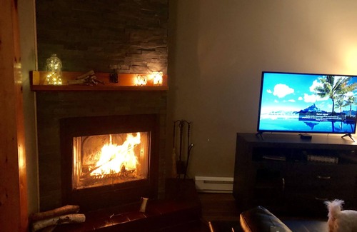 Pointe-Lebel Ski Chalet | Charming cottage directly on the beach at Pointe-Lebel.