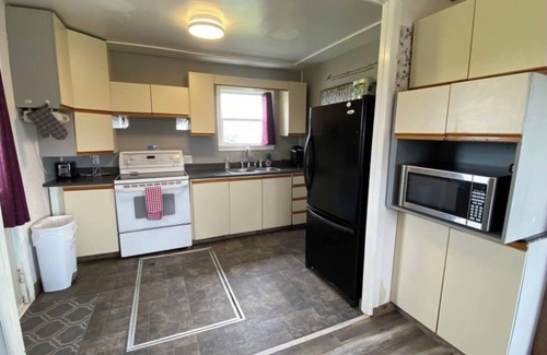 Mayfield Cottage | Charming Cottage Escape: Cozy Retreat in Mayfield Near Cavendish!