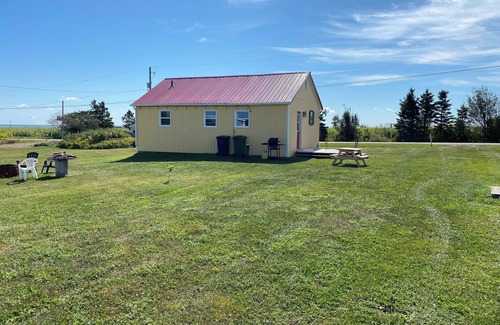 Mayfield Cottage | Charming Cottage Escape: Cozy Retreat in Mayfield Near Cavendish!