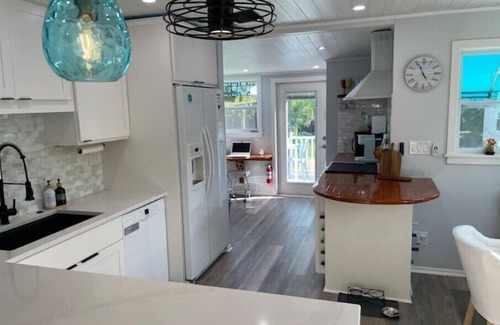 Delray Beach Cottage | Charming cottage, fast WIFI, dog OK, Fenced & Gated, walk to Ave, 8 min to beach