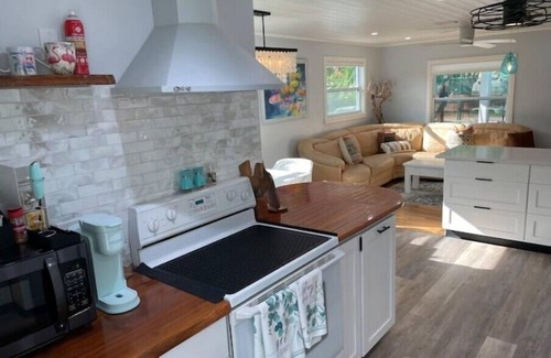 Delray Beach Cottage | Charming cottage, fast WIFI, dog OK, Fenced & Gated, walk to Ave, 8 min to beach