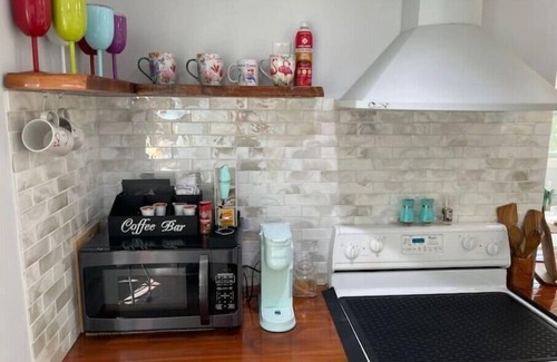 Delray Beach Cottage | Charming cottage, fast WIFI, dog OK, Fenced & Gated, walk to Ave, 8 min to beach