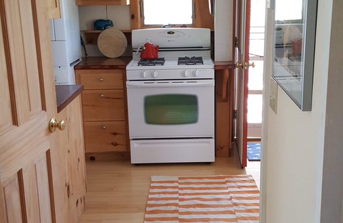 South Dartmouth House | Charming Cottage Getaway in Beachfront Community