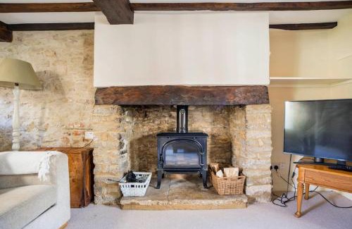 Fairford House | Charming Cottage in Cotswolds Riverside Village