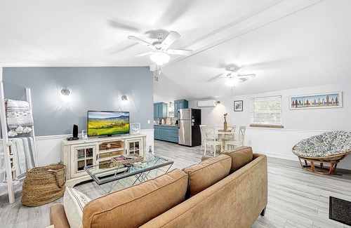 Odessa Cottage | Charming cottage in old Florida Odessa lake community with AC, WiFi, kayak