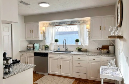 Tomball Cottage | Charming Cottage in Old Town Tomball -walk to shopping and restaurants