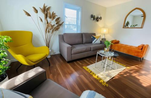 Wellington House | Charming Cottage in Wellington's Heart near Beach