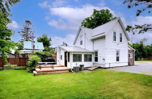 Wellington House | Charming Cottage in Wellington's Heart near Beach