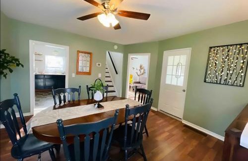 Wellington House | Charming Cottage in Wellington's Heart near Beach