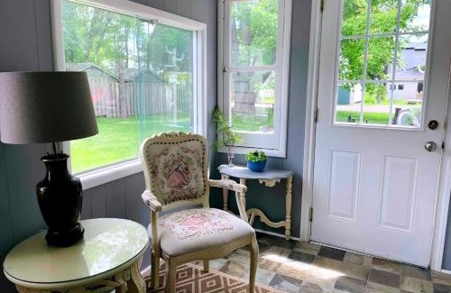 Wellington House | Charming Cottage in Wellington's Heart near Beach