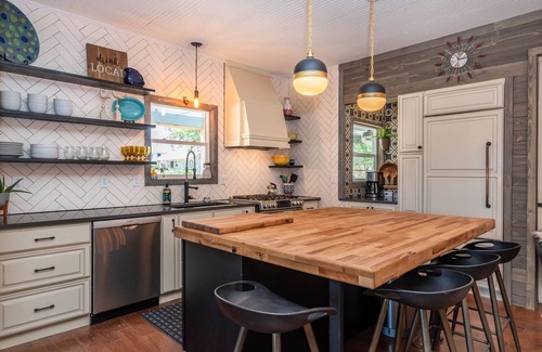 Louisville House | Charming cottage located in historic downtown Louisville.