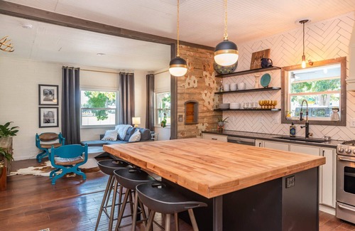 Louisville House | Charming cottage located in historic downtown Louisville.