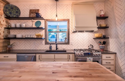 Louisville House | Charming cottage located in historic downtown Louisville.