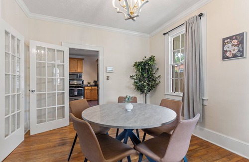Montgomery House | Charming Cottage mins to DT, landmarks, & more!