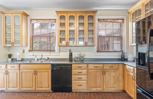 Montgomery House | Charming Cottage mins to DT, landmarks, & more!
