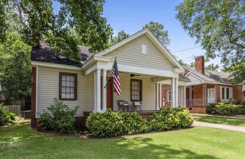 Montgomery House | Charming Cottage mins to DT, landmarks, & more!