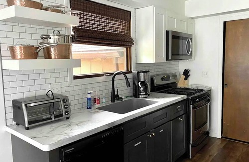 Waukazoo Woods House | Charming Cottage Near Downtown and Beach, 2 Kings/1 Queen
