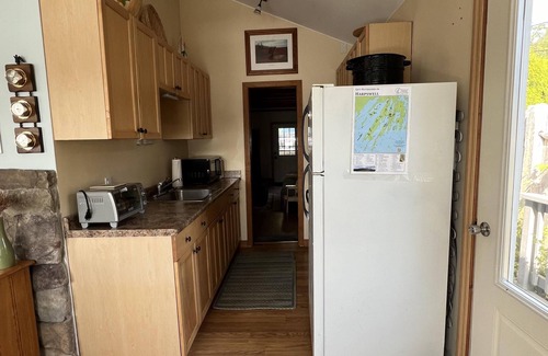 Mid-Coast and Islands Cottage | Charming cottage on Basin Cove just a short drive to the Dolphin Marina