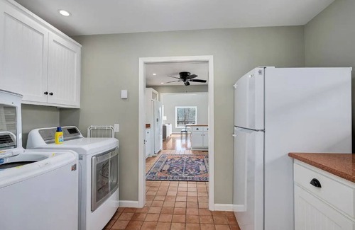 Houston Cottage | Charming cottage on Smith Lake with private dock.