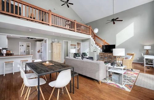 Houston Cottage | Charming cottage on Smith Lake with private dock.