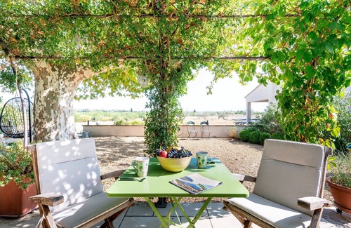 Jonquieres Apartment | Charming cottage on the ground floor renovated in a Provencal farmhouse 14m pool