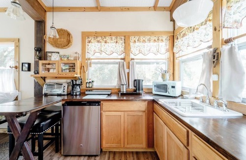Buckingham Cottage | Charming cottage on the ORANGE RIVER in Fort Myers Fl. Pool ,Kayaks, AC, WiFi