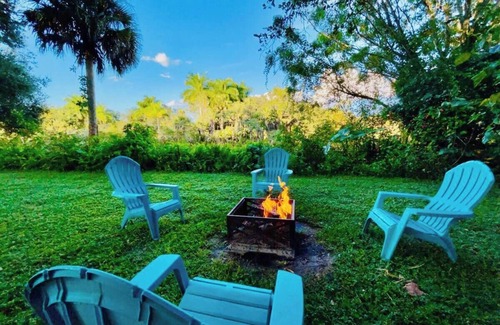 Buckingham Cottage | Charming cottage on the ORANGE RIVER in Fort Myers Fl. Pool ,Kayaks, AC, WiFi
