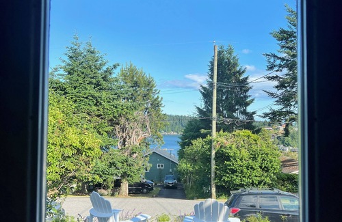 Gibsons Cottage | charming cottage suite perched just above the heart of Lower Gibsons