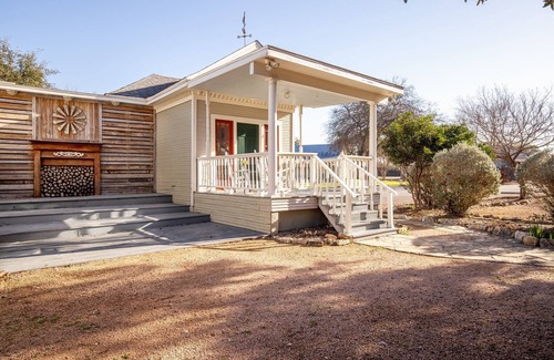 New Braunfels House | Charming Cottage Escape – King Suite w/Jacuzzi & Secluded Patio | Historic Charm w/Modern Comforts