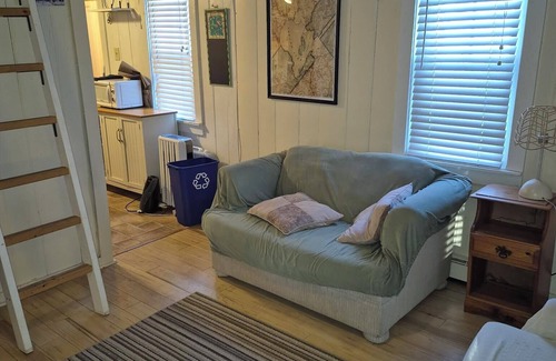 Raymond Cottage | Charming Cottage w/Water Access on Crescent Lake - Perfect Couple’s Getaway!