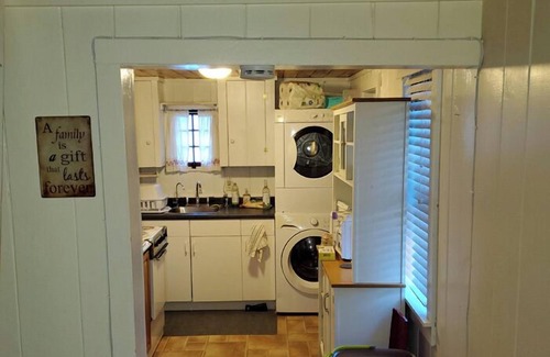 Raymond Cottage | Charming Cottage w/Water Access on Crescent Lake - Perfect Couple’s Getaway!